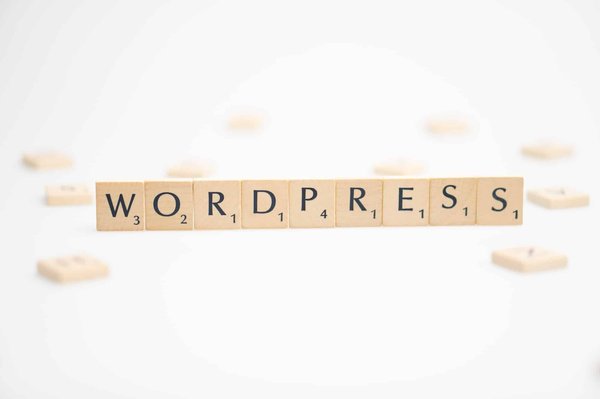 Comment gérer les permissions de fichier pour index php dans WordPress ?