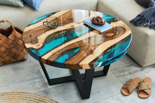 Tables rivières en époxy : la nouvelle génération de meubles qui enchantent