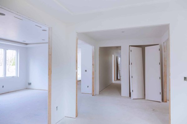 Comment créer un espace de vie ouvert lors de la rénovation intérieure ?